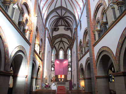 Wandern Rheinburgenweg: In der Karwoche war der Altar der St. Severus Kirche  verhllt.