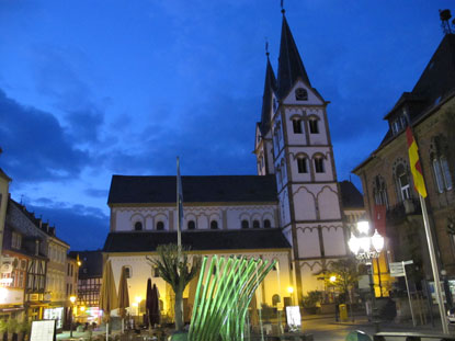 Rheinburgenweg:  St. Severus Kirche ist  auf dem Bopparder Marktplatz mit dem  Thonet-Brunnen 