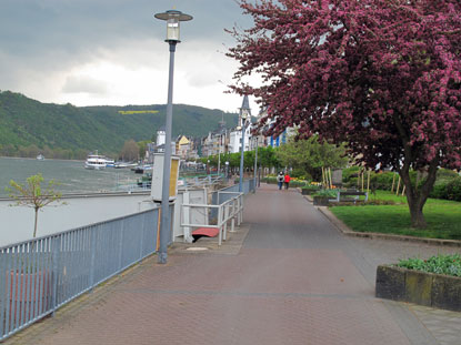 ber die Rheinpromenade von Boppard verluft der RheinBurgenWeg