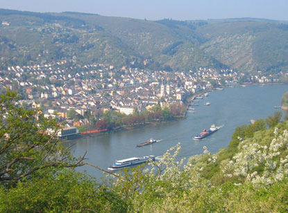Blick vom rechten Rheinufer  auf  Boppard 