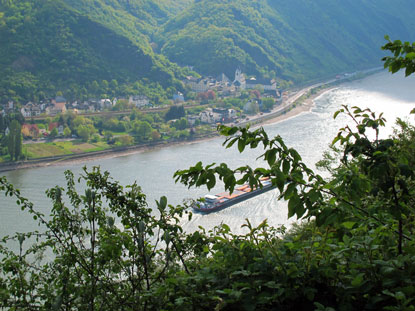Rheinburgenweg Wandern: Blick  auf  den Ort Kamp-Bornhofen