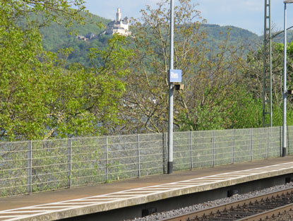 Rheinburgenweg: Bahnhof von Rhens. Im Hintergrund die Marksburg