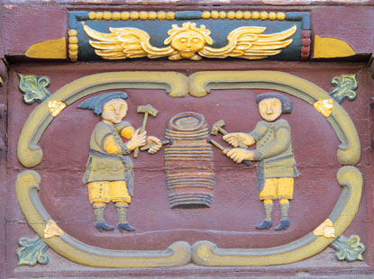 Rheinburgenweg: An einem dieser Fachwerkhuser in Rhens  kann man erkennen, dass der frherer Besitzer Kfermeister war.