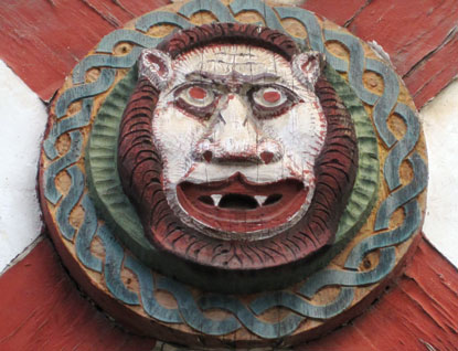 Rheinburgenweg: Um das Bse abzuwehren, ziert diese Fratze (Neidkopf) ein Fachwerkhaus in Rhens