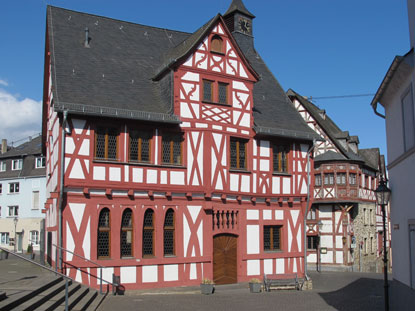 Wandern Rheinburgenweg: Das "Alte Rathaus" in  Rhens aus dem Jahr 1514