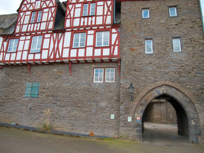 Rheinwanderung: Auch heute ist der Stadtkern von Rhens noch von  einer Stadtmauer umgeben