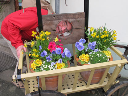 Vor unserem Hotel wartet die Guillotine auf den Wanderfhrer und auf unzufriedene Gste.
