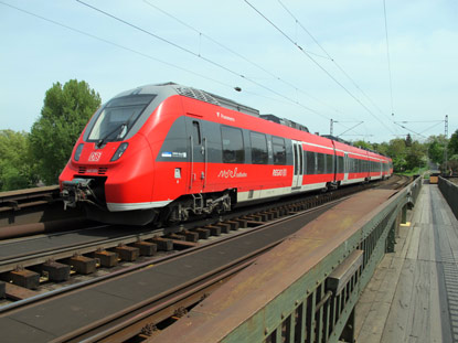 Der Rheinburgenweg berquert die Glser-Eisenbahnbrcke.