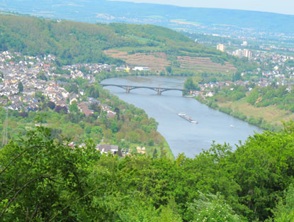 Rheinburgenweg-Wanderung: Blick vom Aussichtspunkt Schwedenschanze auf die Mosel und die Glser-Eisenbahnbrcke.