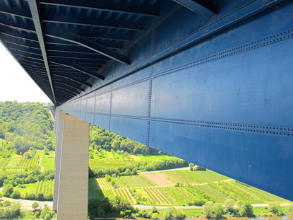 Wandern Rheinburgenweg: Unterhalb der Moseltalbrcke (Lnge 935 m, Hhe 136 m)