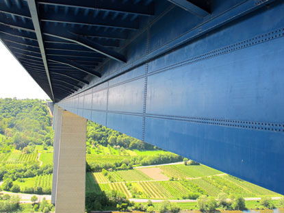 Wandern Rheinburgenweg: Unterhalb der Moseltalbrcke (Lnge 935 m, Hhe 136 m)