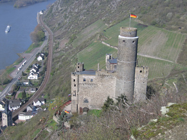 Burg Maus ist ein Adler- und Falkenhof. Die Burganlage darf nur zu den Flugvorfhrungen betreten werden.