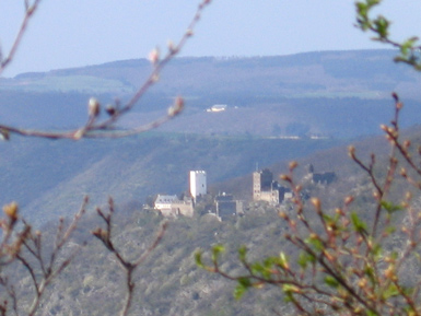 Von der Hindenburghhe sind im Hintergrund 2 Burgen, genannt die "Feindlichen Brder", zu sehen.
