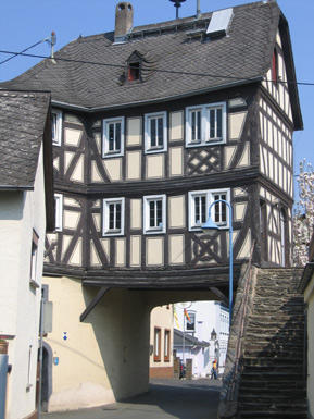 Das heutige Gemeindehaus von Filsen war frher der Wachport des Ortes.