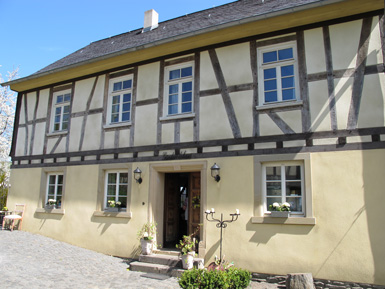 Das Gnderrodehaus,  oberhalb von Oberwesel  wurde fr den Film: Heimat 3 von Edgar Reitz hier aufgebaut. Ursprnglich stand das Fachwerkhaus in Seibersbach. 