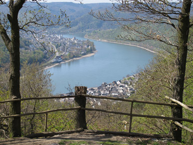 Blick vom Jakobstempel auf dem Pfhlsberg auf Kamp-Bornhofen