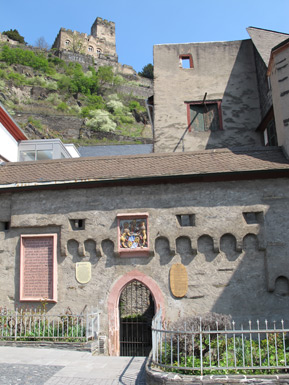 Kaub: Kurpflzisches Amtshaus von 1485 und die Burg Gutenfels, ein Neubau aus dem 19. Jh.