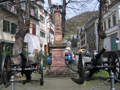 Auf dem Marktplatz von Kaub der Gedenkstein an den Krieg 1870/71