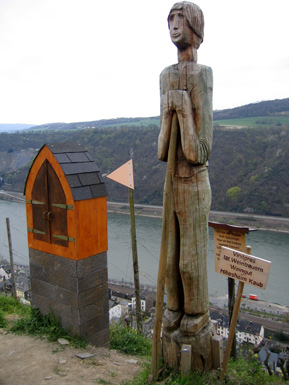 Weintankstelle auf dem Rheinsteig oberhalb von Kaub. Hinter dem Schrnkchen sind zum Probieren lokale Weine.