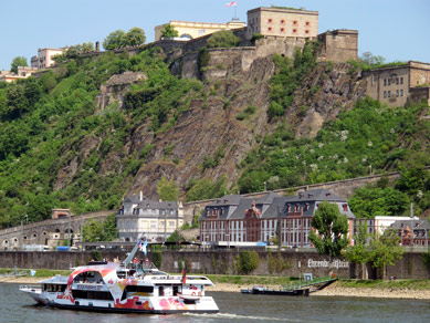 Blick vom Deutschen Eck in Koblenz auf die gegenberliegende Rheinseite mit der