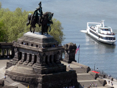 Kaiser-Wilhelm-Denkmal am Deutschen Eck in Koblenz. An dieser Stelle ist die Mndung der Mosel in den Rhein