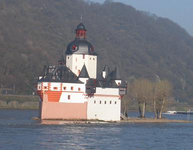 Auf einer Insel vor Kaub die Zollburg Pfalzgrafenstein. 