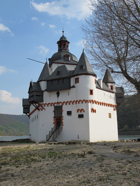 Um einen fnfeckigen Turm wurde eine Ringmauer hinzugefgt.