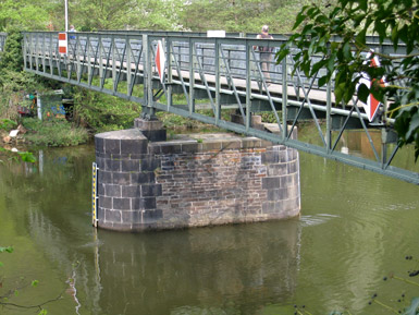 ber die Schmidtbrcke ber die Lahn verluft der Rheinsteig. Sie wurde von der Firma Schmidt AG gestiftet. 