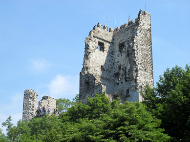 Ruine einer mittelalterlichen Burg auf dem Drachenfels. Zerstrt wurde die Burg im 30-jhrigen Krieg.