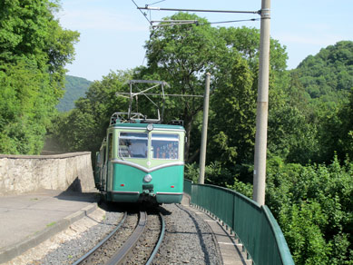Die lteste Zahnradbahn Deutschlands (1883) verbindet Knigswinter mit der Aussichtsterrasse auf dem Drachenfels.