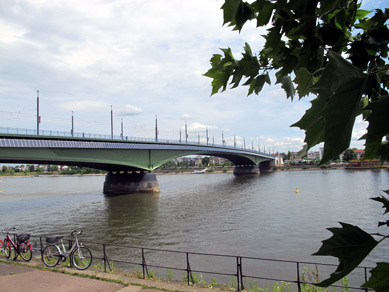 Kennedy-Brcke verbindet Beul mit Bonn