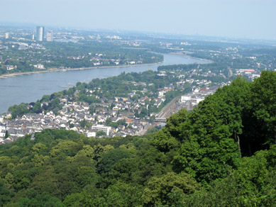 Von der Aussichtsterrasse am Drachenfels blickt man auf den Ort Knigswinter.