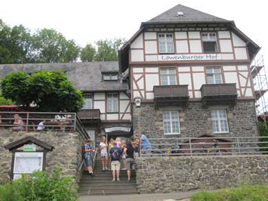 Waldgasthof Lwenburger Hof. Unterhalb der Ruine Lwenburg