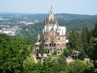 Schloss Drachenburg (erbaut 1884) unterhalb der Aussichtsterrasse vom Drachenfels