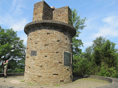 lanendenkmal oberhalb von Rhndorf. Erinnert an die Gefallenen des Ulanen-Regiments im 1. Weltkrieg