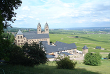 Die Abtei St. Hildegard bei Rdesheim-Eibingen mit dem Rheingau-Tal