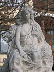 Auf dem Aussichtspunkt Loreley wurde ein Denkmal mit der blonden Schne errichtet