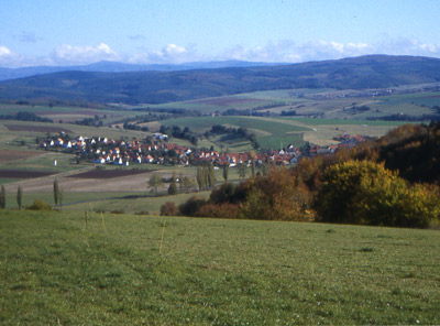 Die Rhn mit ihren unendlichen Weiten erkennt man beim Blick vom Hotel Katzenstein in die Tler