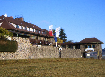 Rhntoru: Ausgefallenes Hotel "Katzenstein" beim Ort Andenhausen. 