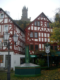 Blick von der Fussgngerzone auf den Wilhelmsturm in Dillenburg