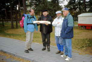 Harald, Hanjo Wolfgang und Kurt - Einkauf von Marschverpflegung für die lange Rückfahrt mit der Bahn