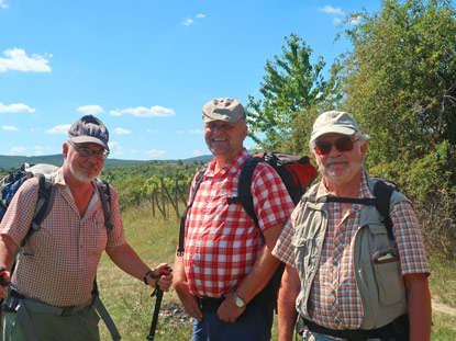 Kleine Karpaten. Wandergruppe vor Pezinok