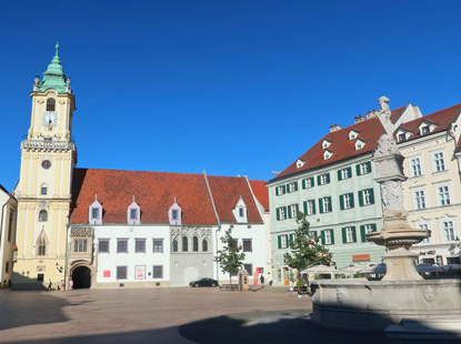 Kleine Karpaten: Das Alte Rathaus von Bratislava am Hauptplatz