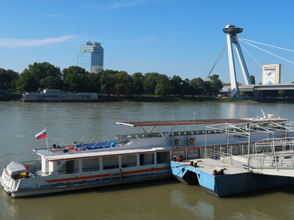 Wanderung Kleine Karpaten: Ausflugsschiff an der UFO-Brcke in Bratislava