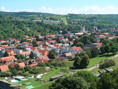 Wanderung durch die Kleinen Karpaten: Blick von dr Burgruine auf den Ort Devin (Theben)