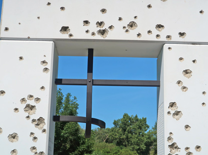 Wanderung Kleine Karapten: Gedenkstein "Tor der Freiheit" erinnert an die 400 Toten, die bei dem Versuch den Eisernen Vorhang an dieser Stelle zu berwinden wollten, gettet wurden