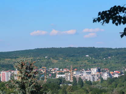 Wandern durch die Kleinen Karpaten: Karlova Ves (Karlsdorf ) ist erricht.