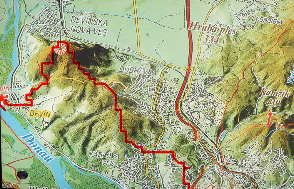 Wanderung auf dem E8 durch die Kleinen Karpaten: Devin bis Bratislava