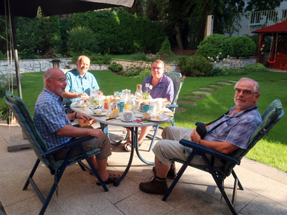 Kleine Karpaten: Frckstck im Garten des Hotels Arcos in Bratislava