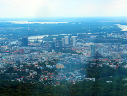 Kleine Karpaten: Blick auf Bratislava vom Fernsehturm auf dem Kamzik